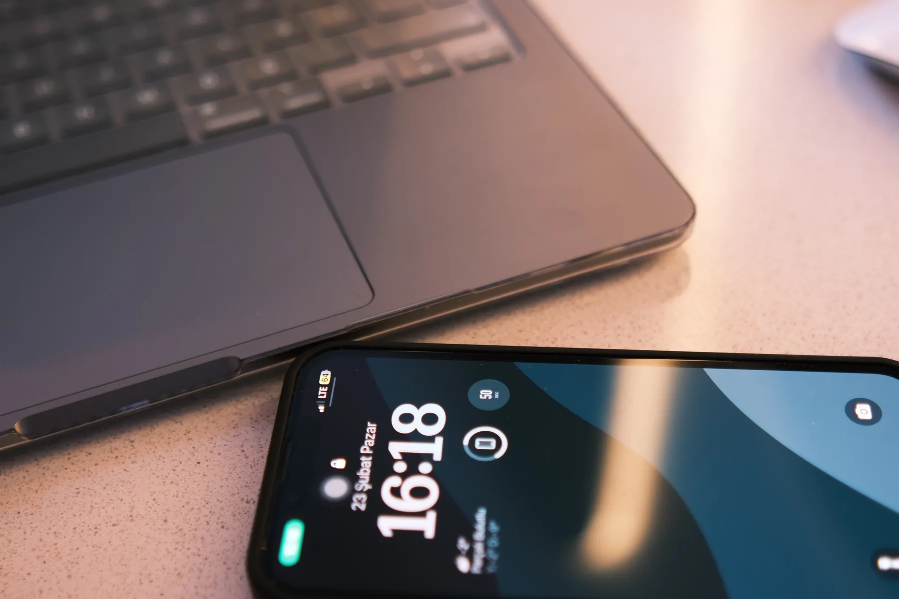Celular mostra a hora em imagem ilustrativa sobre ponto eletrônico digital em equipes terceirizadas.