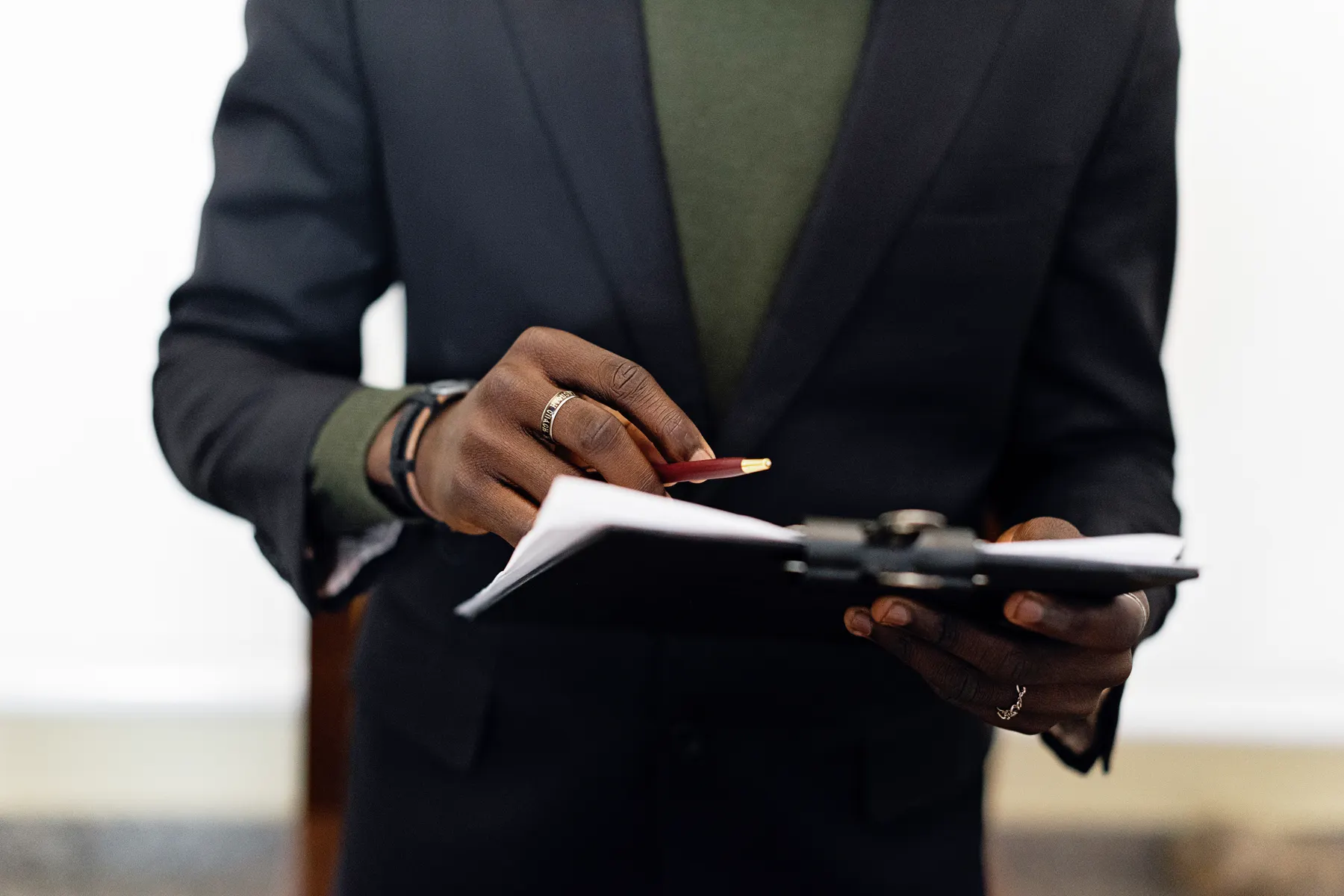 Profissional registra informações em prancheta, em imagem ilustrativa sobre SLA em serviços terceirizados.